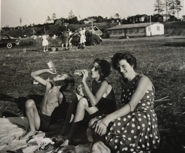 VED STRANDEN - LYSTRUP STRAND, fam. Munk Kristensen er cyklet fra Kristrup b 1955.jpeg